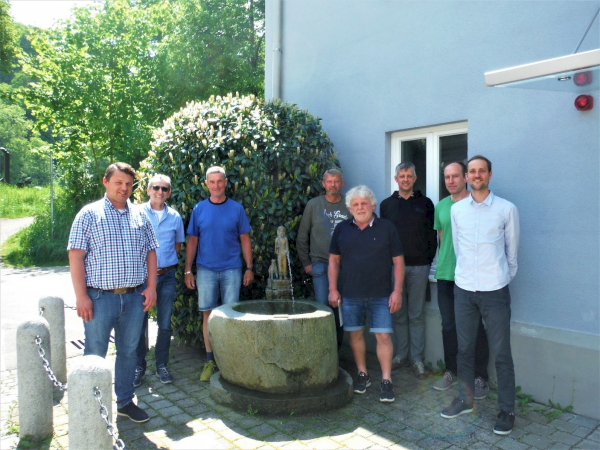 Treffen der Stadtwerke Wasserburg am Inn mit Wasserschutzlandwirten vor dem Wasserwerk im Mai 2022.